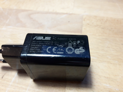 Nahaufnahme eines Netzteils von Asus.