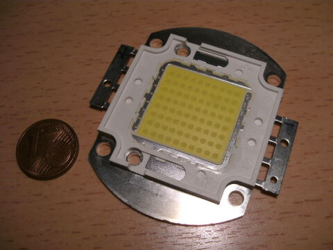 80W LED neben 1 Cent Stück