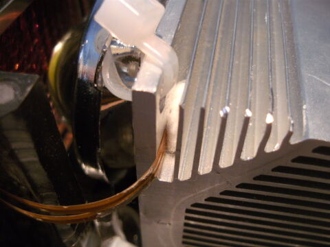 Der Temperaturfühler am Kühlkörper angebracht