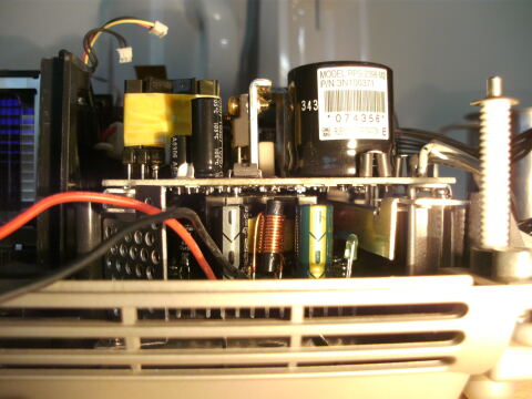 LED-Netzteil unter dem Beamer-Netzteil