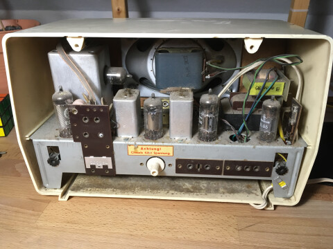 Ein Aufdruck auf dem Chassis warnt vor anliegender Spannung