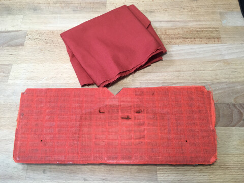 Die alte, kaputte Bespannung, daneben der neue Stoff