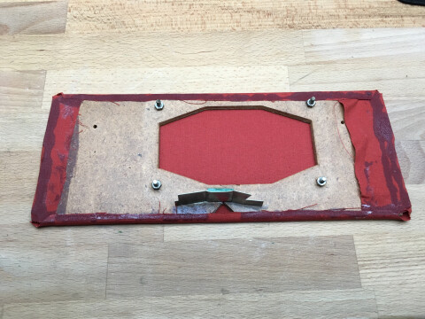 Die neue Bespannung ist mit Sekundenkleber befestigt