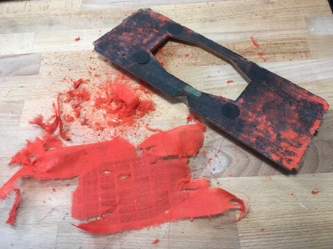 Die alte Bespannung ist zerbröselt