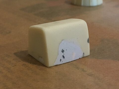 Rückseite der Taste, man sieht die Knetmasse und dass die Form genau der ursprünglichen Tastenform entspricht.