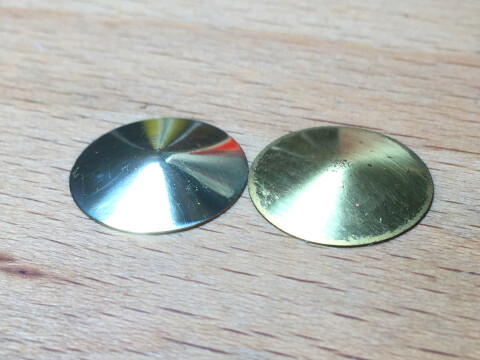 Zwei Messingblenden, eine poliert, die andere noch nicht.