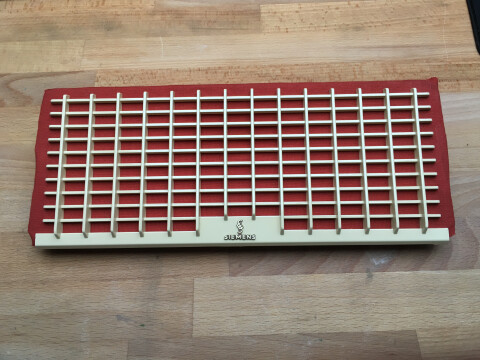 Das Lautsprechergitter mit der bespannten Lautsprecherblende