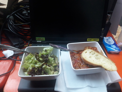 Gulasch und Salat auf einem Thinpad T410