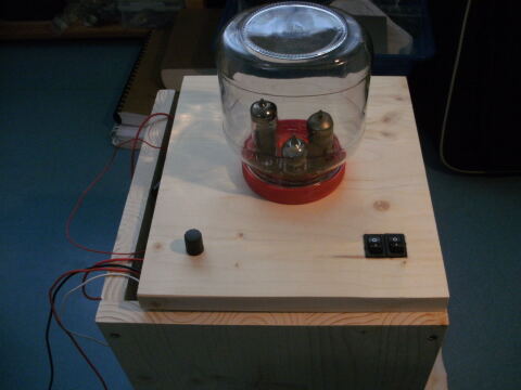 Der Verstärker von Oben: Das Nutellaglas schützt die Röhren.