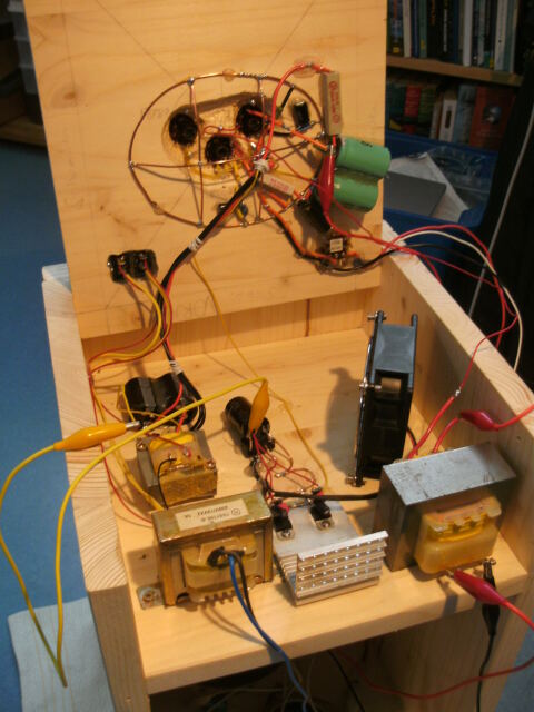 Die Schaltung wird mit einem Lüfter aktiv gekühlt