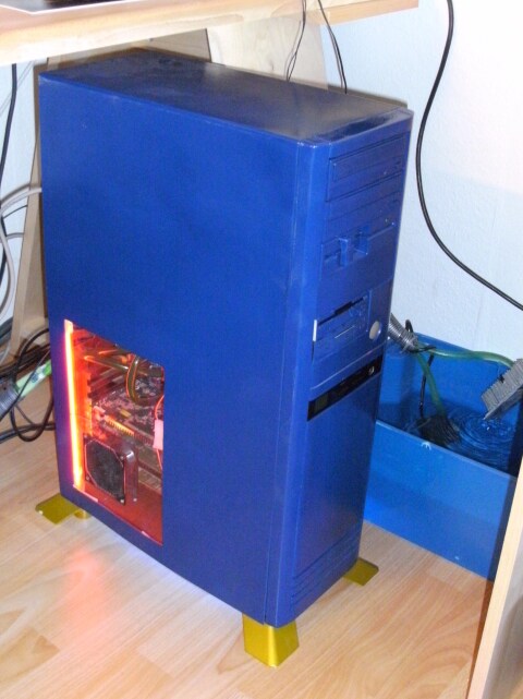 Foto des Rechners und des Ausgleichsbehälters